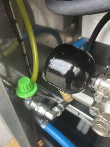 Pressure accumulator and low-pressure chemical injector installed on a Nilfisk 400HS DTE system. The accumulator smooths pressure fluctuations for a steadier flow, while the injector allows efficient low-pressure chemical application for pre-soaking and f